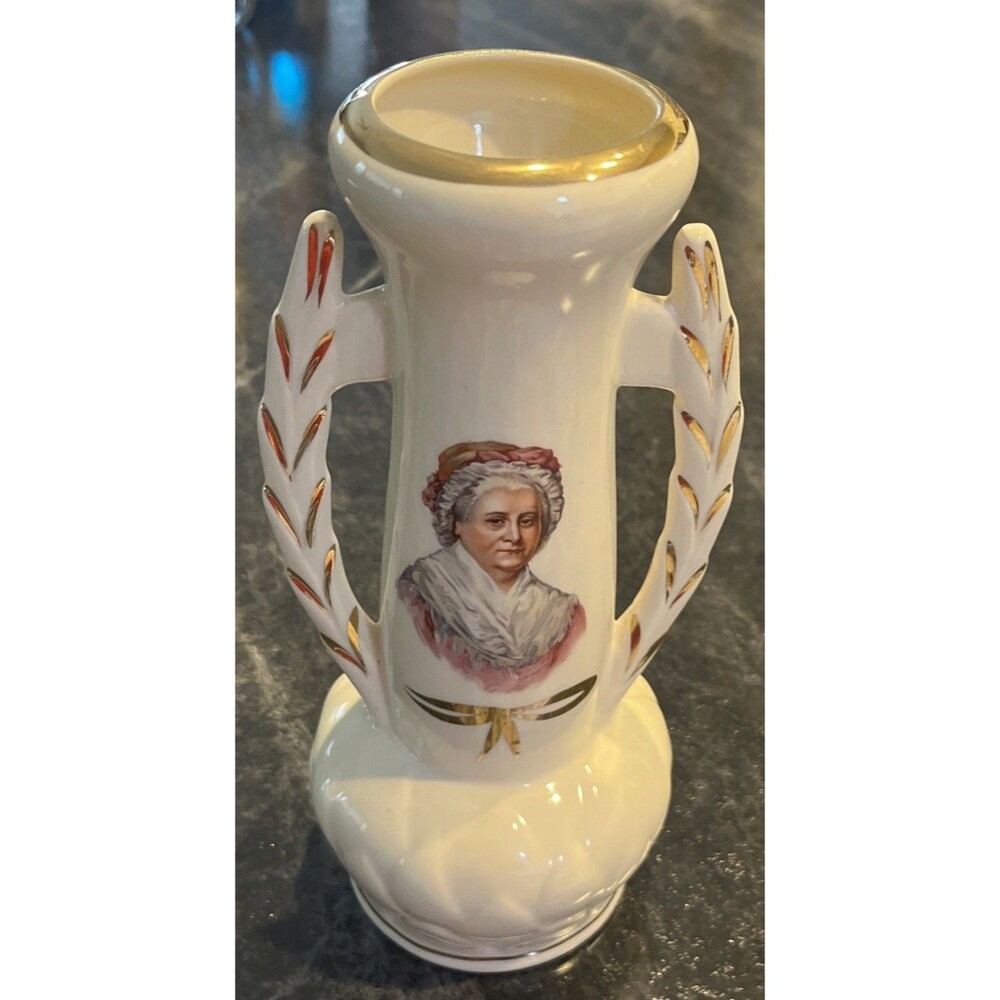 VNTG Martha Washington cream with gold Vase 9x5’